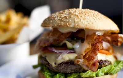Burger mit Bacon, Käse und Pommes im Metropolitan Leonberg