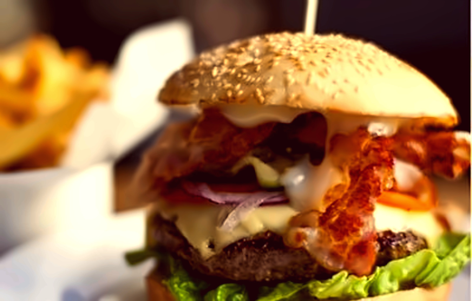 Burger mit Bacon, Käse und Pommes im Metropolitan Leonberg