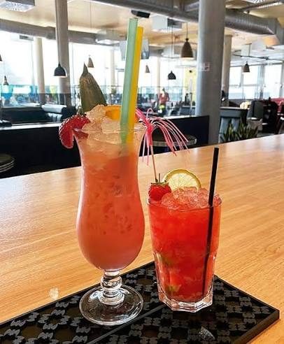 Zwei Cocktails auf der Bar im Metropolitan Leonberg